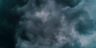 一团漆黑的雨云在天空中快速移动