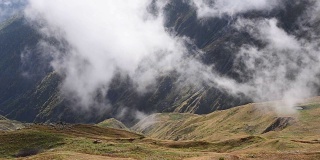 浮云飘过草木秋山山时光流逝。神奇的旅游的地方。上斯瓦内提，乌斯巴关口附近的梅斯蒂亚。格鲁吉亚欧洲。高清视频