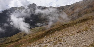 浮云飘过草木秋山山时光流逝。神奇的旅游的地方。上斯瓦内提，乌斯巴关口附近的梅斯蒂亚。格鲁吉亚欧洲。高清视频