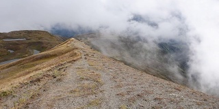 Koruldi湖附近的高加索山脉上，云朵在飞翔。上斯瓦内提，乌斯巴关口附近的梅斯蒂亚。格鲁吉亚欧洲。高清视频高清。间隔拍摄