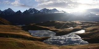 Koruldi湖，上Svaneti, Mestia靠近Ushba关口。格鲁吉亚欧洲。高加索地区。高清视频