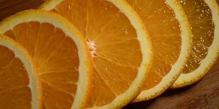 在砧板上切成圆片的橙子
