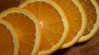 在砧板上切成圆片的橙子视频素材模板下载