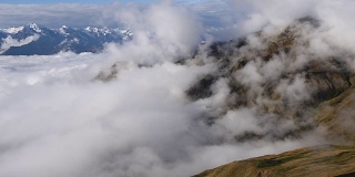 从古里山口拍摄的梅厄山。山看起来比云还高。上斯瓦内提，乌斯巴关口附近的梅斯蒂亚。格鲁吉亚欧洲。高清视频高清。