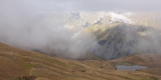 从古里山口拍摄的梅厄山。缓缓地漂浮在山脉上的云。上斯瓦内提，乌斯巴关口附近的梅斯蒂亚。格鲁吉亚欧洲。高清视频高清。
