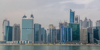 商业湾和迪拜市中心的全景在河里反射