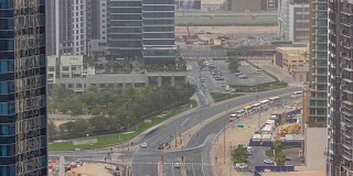迪拜商业湾塔在白天的空中时间推移