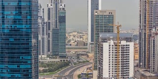 迪拜商业湾塔在白天的空中时间推移