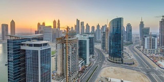 迪拜商业海湾塔在日落空中的延时