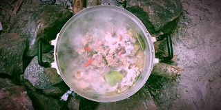 辣鸡的概念。在露营山上的森林里有辛辣可口的鸡肉。最喜欢的泰国食物烹饪在森林露营旅行。