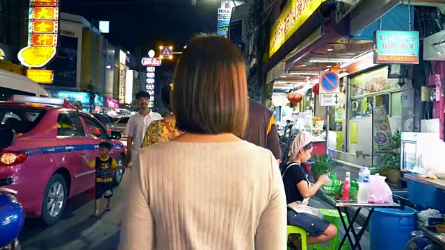 晚上在曼谷唐人街旅行的女人