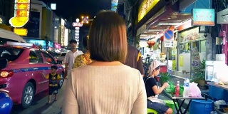晚上在曼谷唐人街旅行的女人