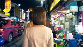 晚上在曼谷唐人街旅行的女人视频素材模板下载