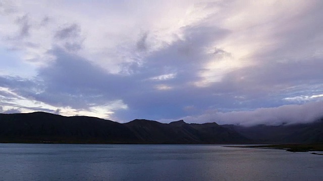 冰岛的一个湖随着云的快速移动的时间流逝