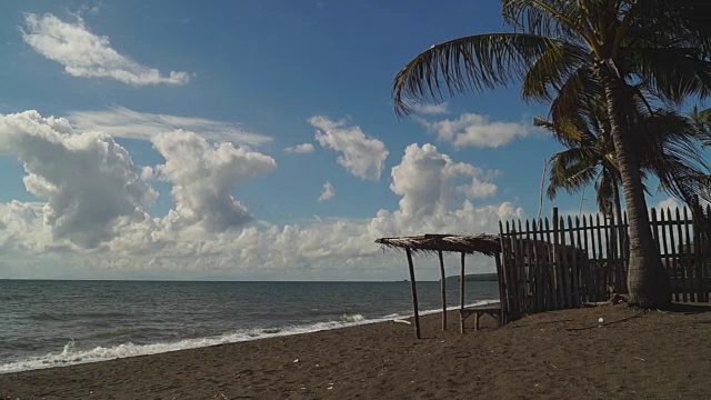 海边临时搭建的小竹屋