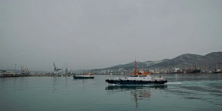 高速船舶服务船舶航行在海湾的一个工业城市