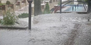 雨和冰雹风暴