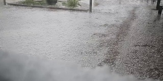 雨和冰雹风暴