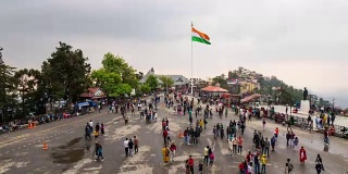 照片拍摄于印度喜马偕尔邦首府西姆拉的中心地带，一群人在山脊路上行走