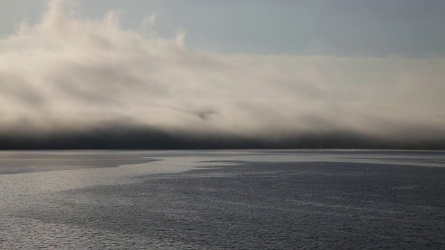 北海多雾的海景。挪威