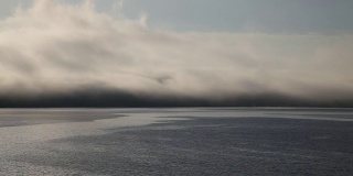 北海多雾的海景。挪威