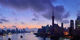 上海天际线在黎明到一天的时间流逝，中国