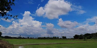 泰国中午，稻田上飘动的云和蓝天，时光流逝