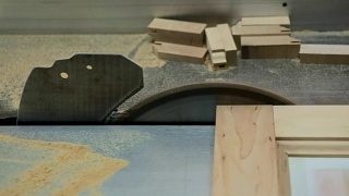 加工木制工件的边缘。视频素材模板下载