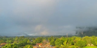 4K延时:美丽的雾在日出移动在万荣，老挝的视点。
