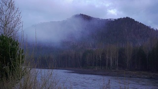 雾覆盖了山脉和森林与河流的延时视频素材模板下载