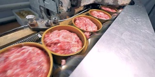 罐头肉排成一条线移动，特写。