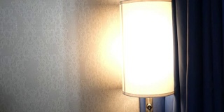 一盏现代灯在黑暗的卧室里打开——ALT