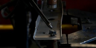 点焊机的运动是在工厂将螺母焊接到金属零件上
