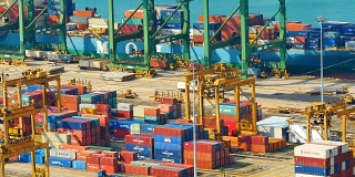 2018年3月，新加坡大型货运港，西南亚交付中心。每天都有一艘货船被送到目的地，在新加坡创造商业价值。