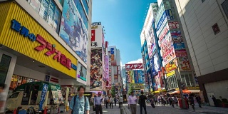 时间流逝，行人拥挤的购物秋叶原电力城市东京
