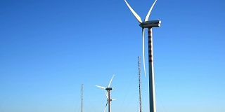 在春天晴朗的天空下，风力涡轮机。意大利撒丁岛