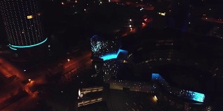 一个大型现代城市夜间的风景俯视图。视频。夜间摩天大楼的现代城市顶视图