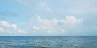 海景,海景。美丽的蓝色大海与多云的天空在清新的日子与海浪打沙海岸声音。