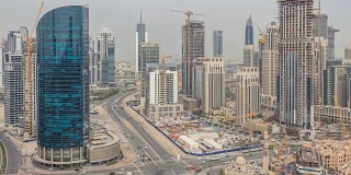 迪拜市中心和商业湾的天际线与住宅塔楼的时间流逝，从屋顶看
