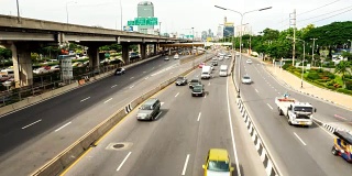 高速公路上交通堵塞，高峰时段繁忙的交通在高速公路上行驶