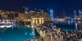 这座桥位于迪拜最大的音乐喷泉附近，昼夜交替。迪拜,阿联酋