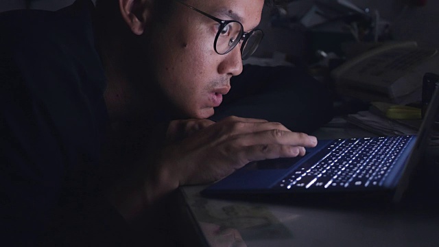 亚洲潮人用笔记本电脑和智能手机工作到很晚。