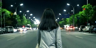 一个年轻女子晚上独自走在街上