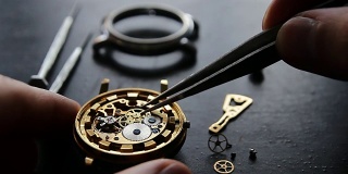 钟表匠正在修理机械表