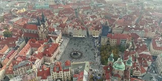 全景从上面的布拉格城堡，城市的空中，从上面看布拉格的城市景观，飞过城市，俯视图，伏尔塔瓦河，查尔斯桥，布拉格