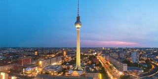 柏林城市天际线白天到晚上在亚历山大广场与柏林电视塔(柏林Fernsehturm)，柏林，德国4K时间流逝