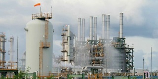 炼油厂和石化厂与云的天空背景。