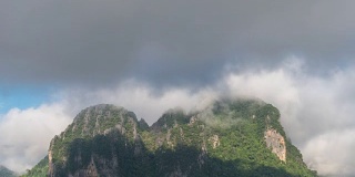 4K延时:美丽的雾在日出移动在万荣，老挝的视点。