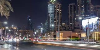 迪拜天际线的街景，以及市中心夜间高峰时段的交通状况