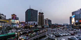 中国郑州- 2018年3月25日:从黄昏到夜晚，中国郑州的地标和交通